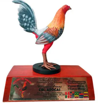 Gallo mediano a color en base de madera